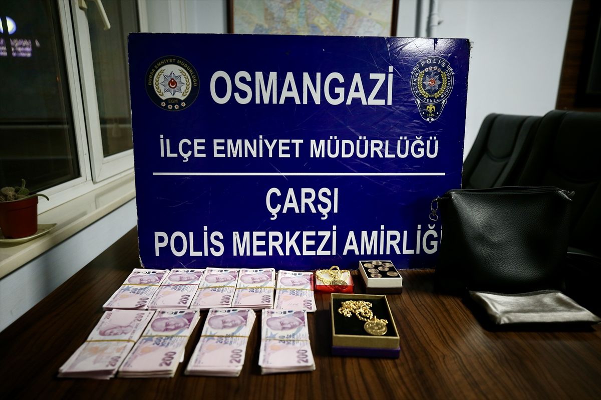 Bursa'da unutulan altın ve para dolu çanta sahibine teslim edildi