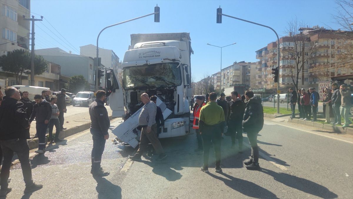 Bursa'da zincirleme trafik kazasında 5 kişi yaralandı