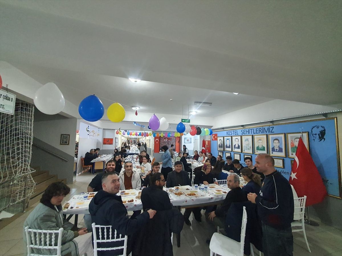 Bursa'daki lisenin öğrencileri öğretmenleriyle iftar yaptı