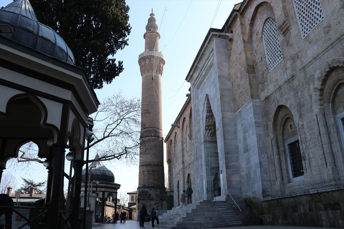Bursa'daki tarihi Ulu Cami'nin mahyası "zekat berekettir" olacak