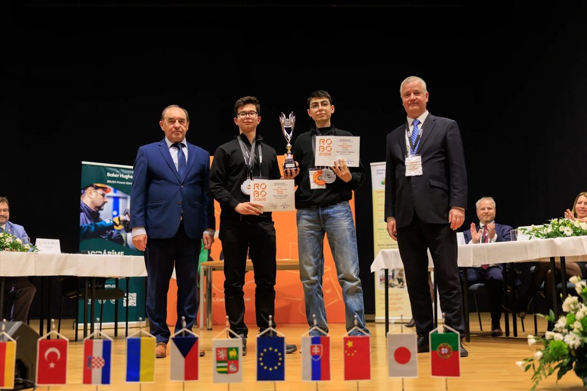 Bursalı lise öğrencileri robotik yarışmasında dünya ikincisi oldu