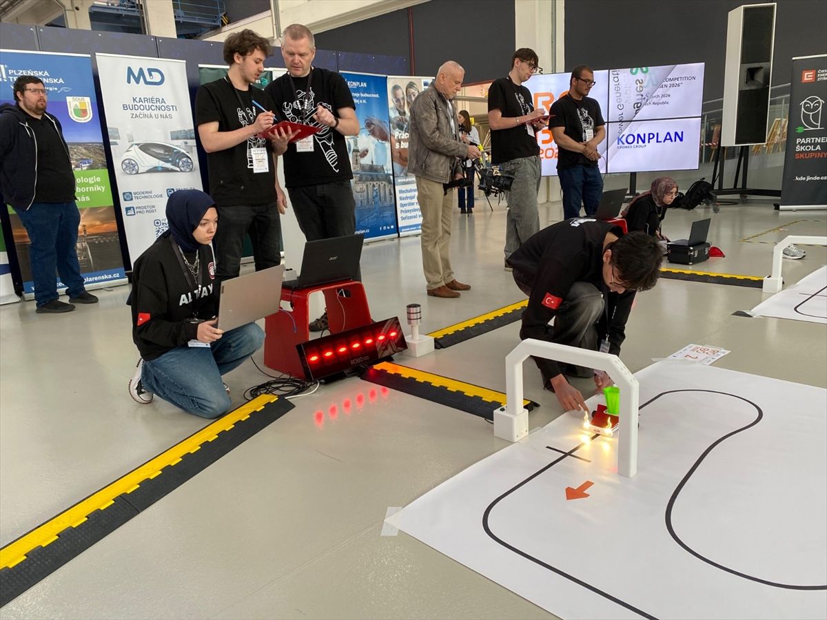 Bursalı öğrenciler Çekya'daki robot yarışmasında derece aldı