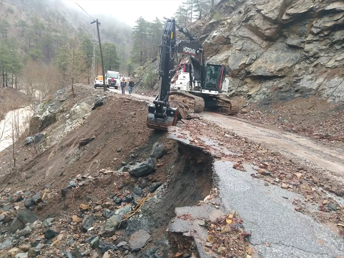 Büyükşehir Bediyesi, Yahyalı'da sel ve heyelan sonucu kapanan yolları ulaşıma açtı