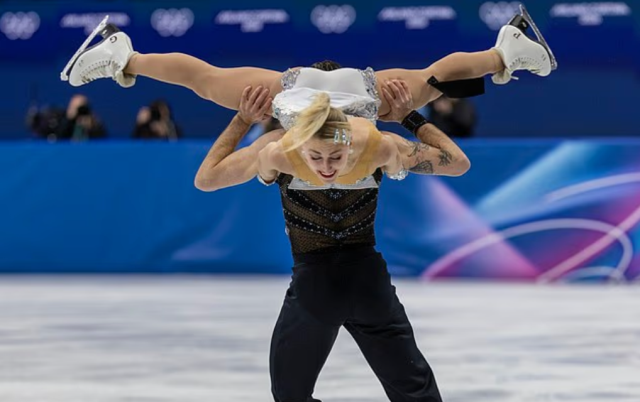 A scandal was narrowly avoided on the ice! Her dress tore, millions held their breath!