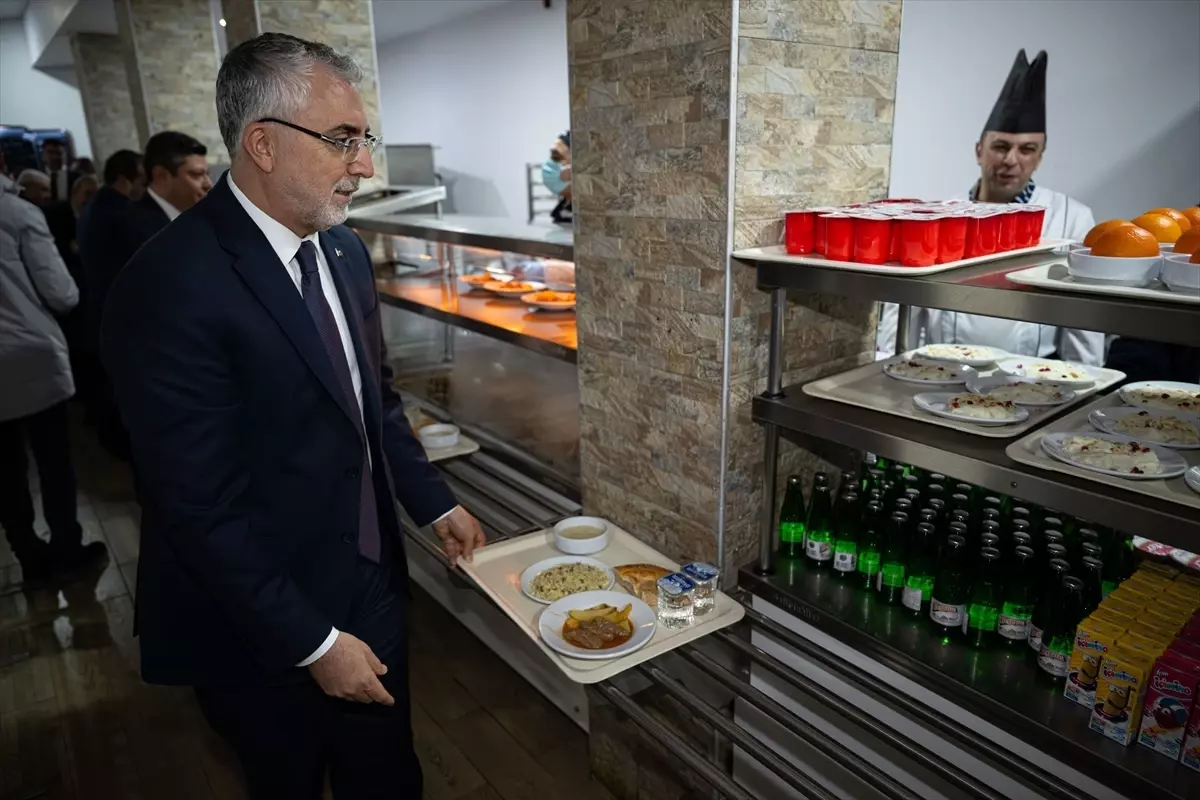 Çalışma ve Sosyal Güvenlik Bakanı Işıkhan, ilk iftarını fabrika işçileriyle yaptı Açıklaması