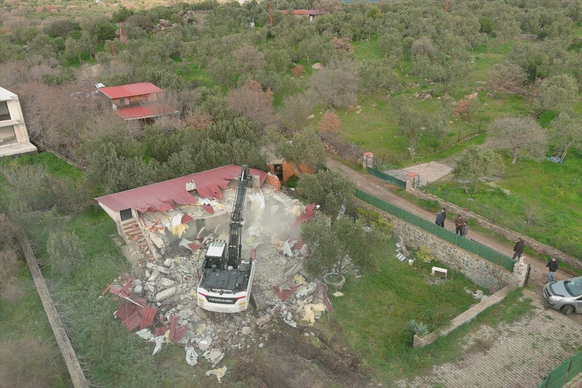 Çanakkale'de 31 kaçak yapının yıkımı gerçekleştirildi