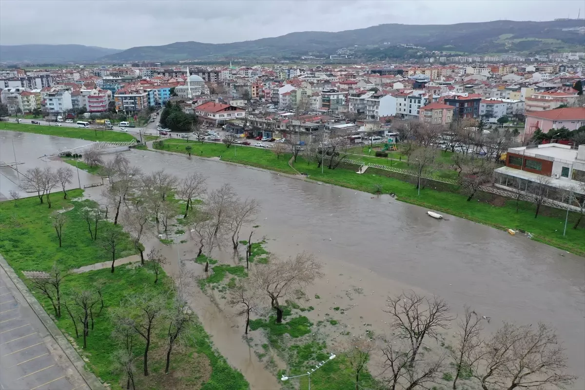 Çanakkale'de debisi yükselen Sarıçay'da yaşanan taşkın dronla görüntülendi