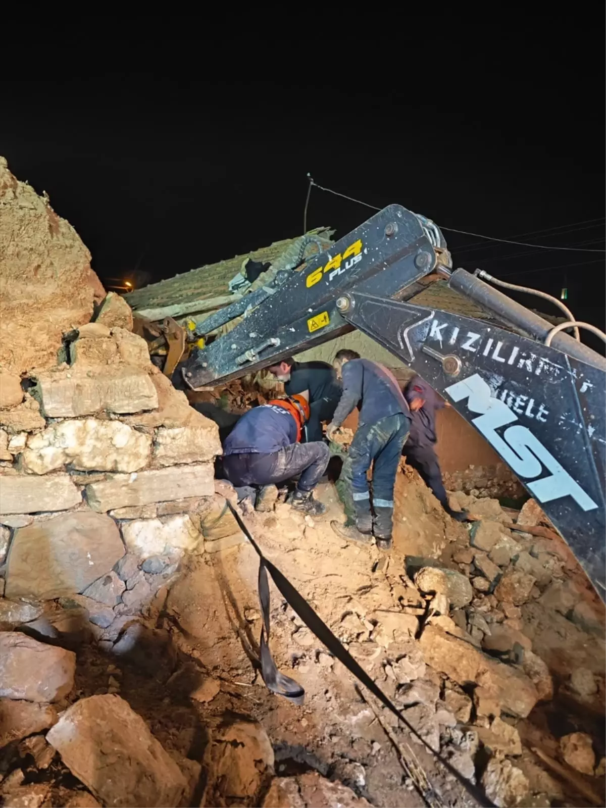 Çankırı'da çöken ahırdaki 15 büyükbaş hayvandan 5'i öldü