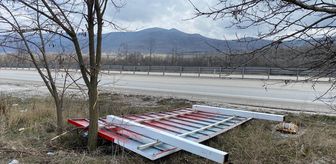 Çankırı'da D100 kara yolu güzergahında bulunan izinsiz reklam tabelaları kaldırılıyor