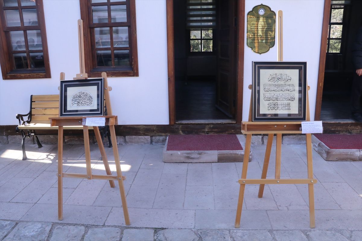 Çankırı'da lise öğrencisi kişisel hat sergisi açtı