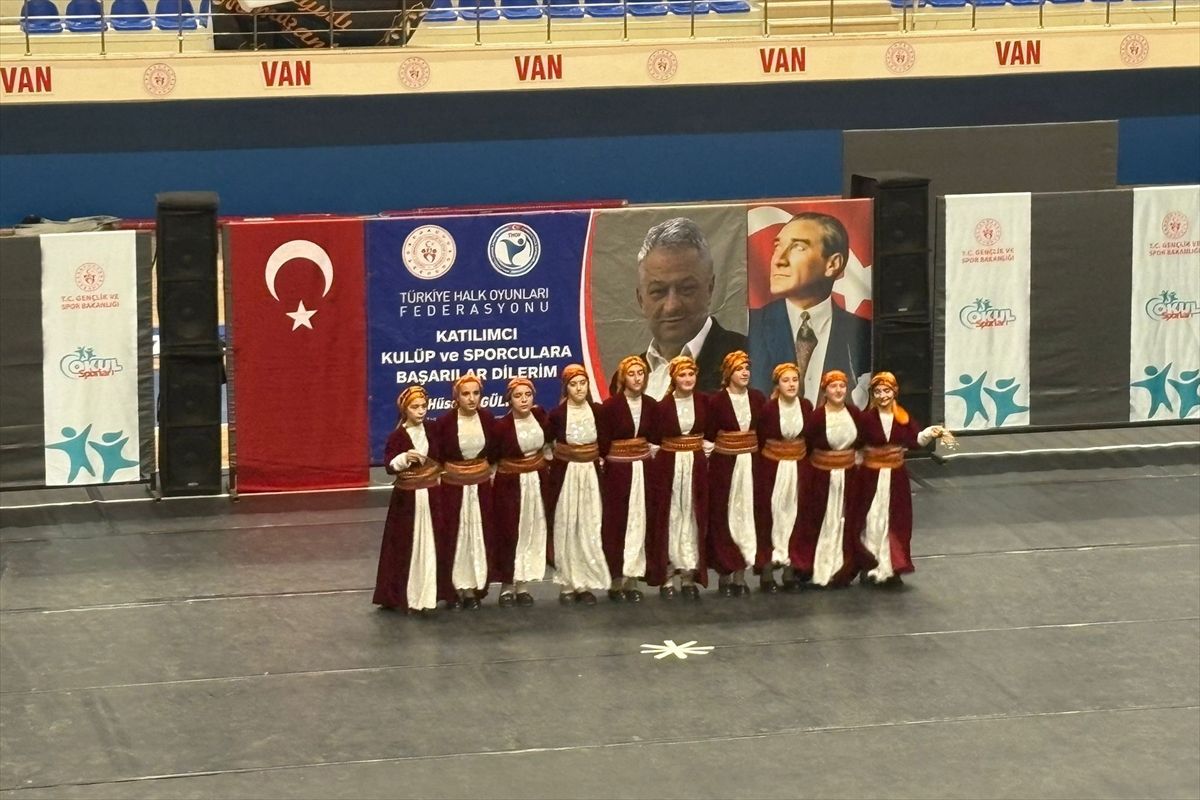 Çatak'ta halk oyunları ekibi il şampiyonu oldu