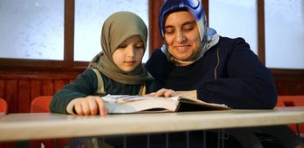 Çevresini silüet olarak gören kadın, yediden yetmişe Kur'an-ı Kerim öğretiyor