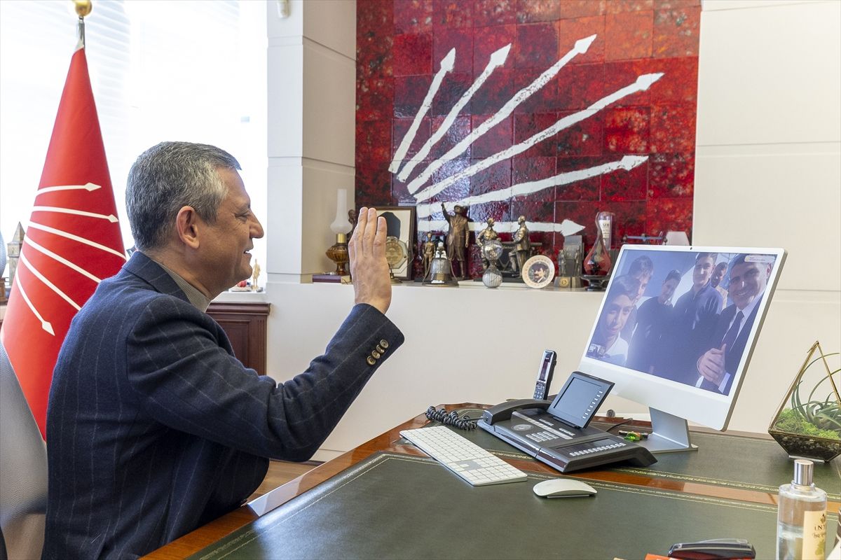CHP Genel Başkanı Özel, fırtınada Atatürk büstünü koruyan Adanalı gençlerle görüntülü konuştu