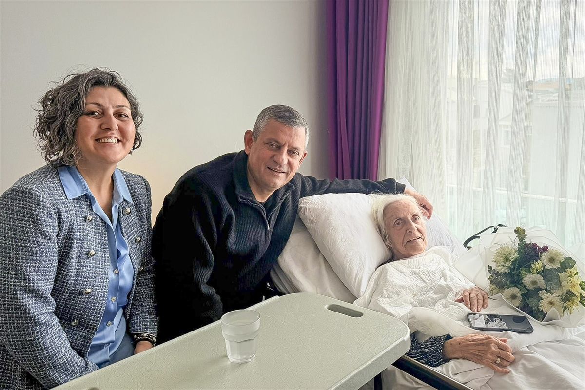 CHP Genel Başkanı Özel, ilkokul öğretmenini ziyaret etti