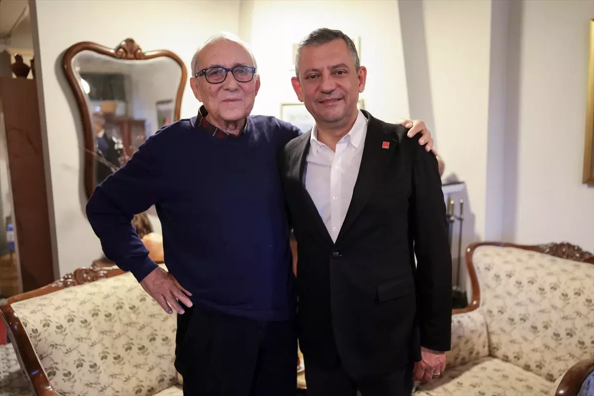 CHP Genel Başkanı Özel, yazar Ataol Behramoğlu'nu ziyaret etti