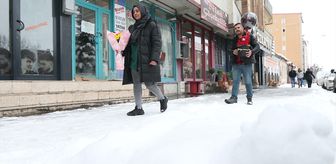 Çiçekçilerin Kars ve Ardahan'da dondurucu soğuğa rağmen 'Sevgililer Günü' mesaisi sürüyor