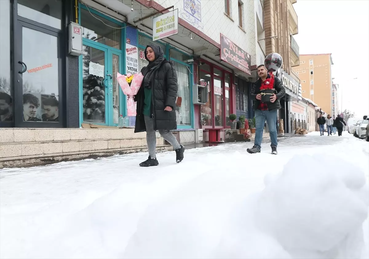 Çiçekçilerin Kars ve Ardahan'da dondurucu soğuğa rağmen "Sevgililer Günü" mesaisi sürüyor