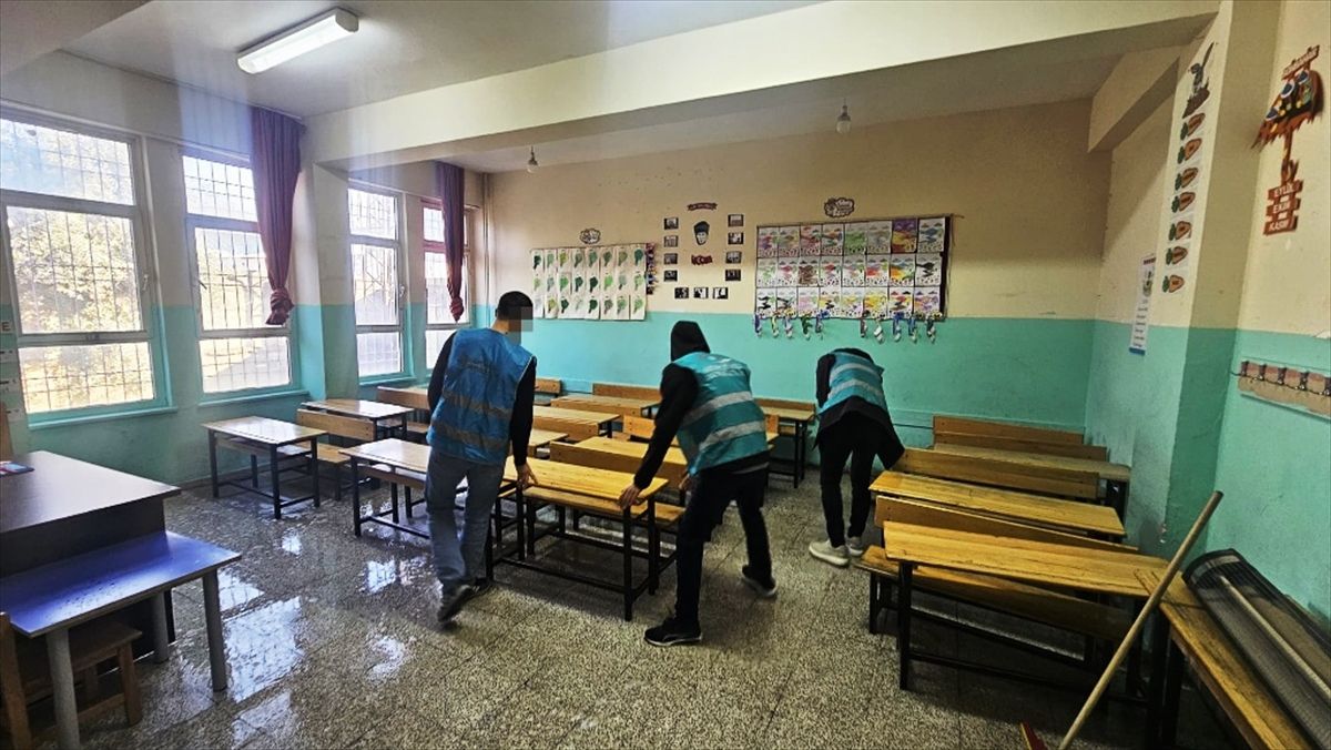 Cizre'de denetimli serbestlik yükümlüleri 212 okulda temizlik yaptı