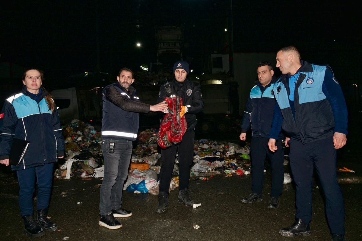 Çöpe atılan yaklaşık 1 milyon 200 bin lira değerindeki altınlar sahibine teslim edildi