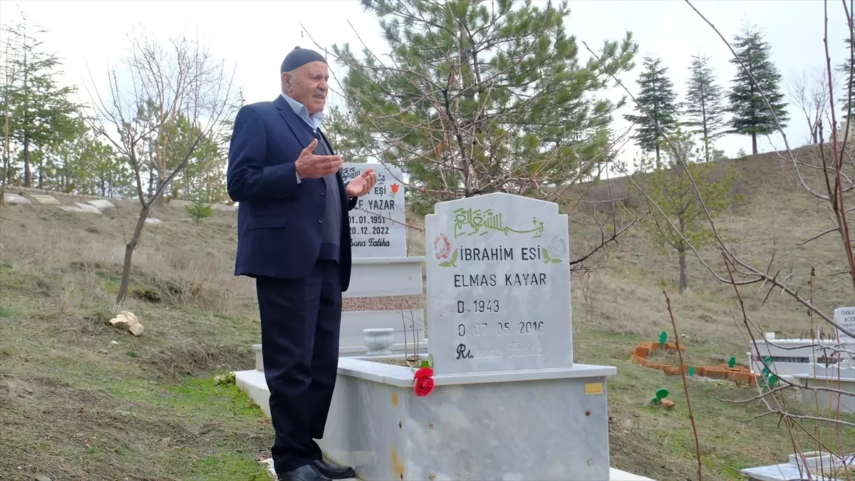 Çorum'da 84 yaşındaki İbrahim Kayar 10 yıl önce yitirdiği eşinin mezarına her 14 Şubat'ta kırmızı gülle gi...