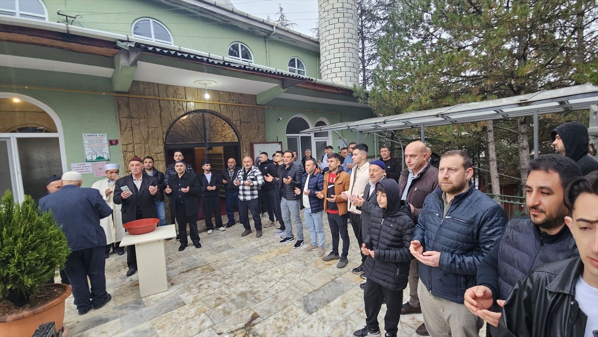 Çorum'da cami bahçesinde toplu bayramlaşma geleneği yaşatıldı