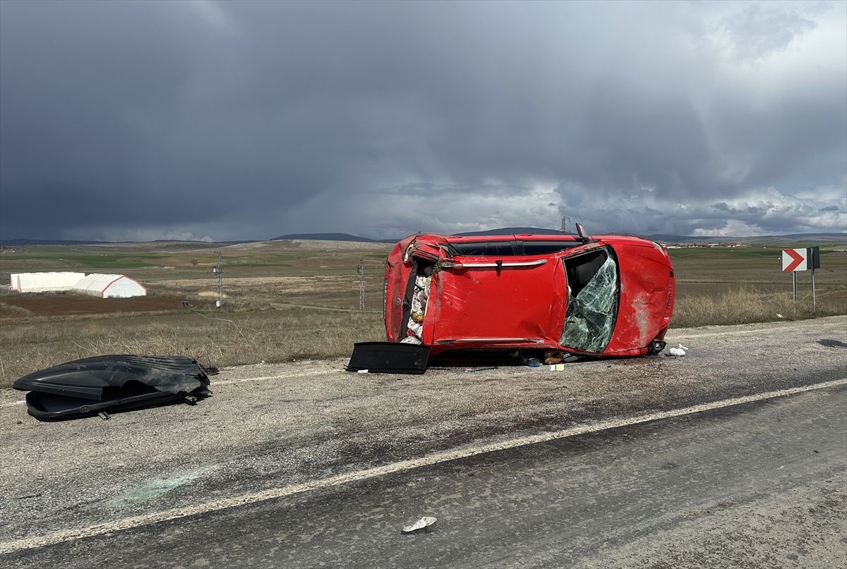 Çorum'da devrilen otomobildeki 3 kişi yaralandı