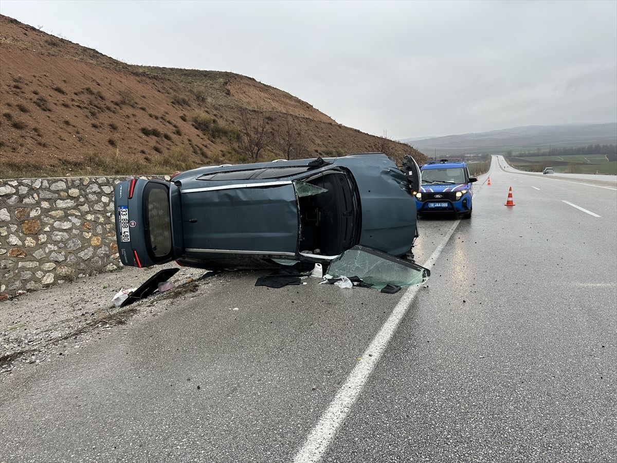Çorum'da devrilen otomobildeki 5 kişi yaralandı