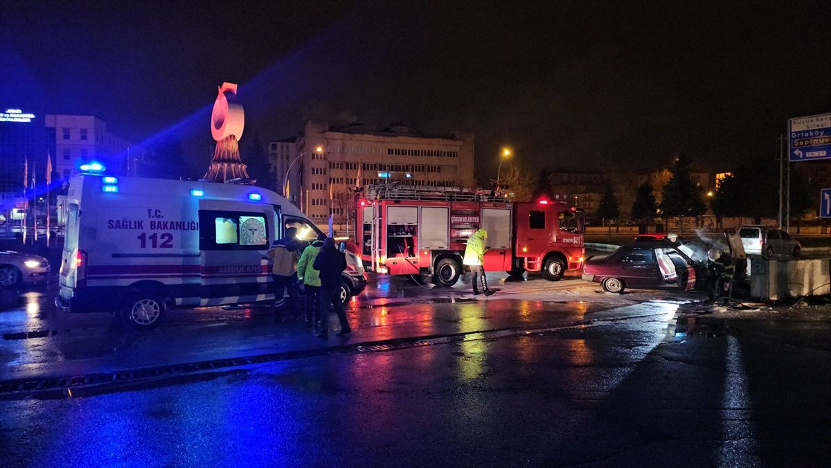 Çorum'da duvara çarpan otomobildeki 2 kişi yaralandı