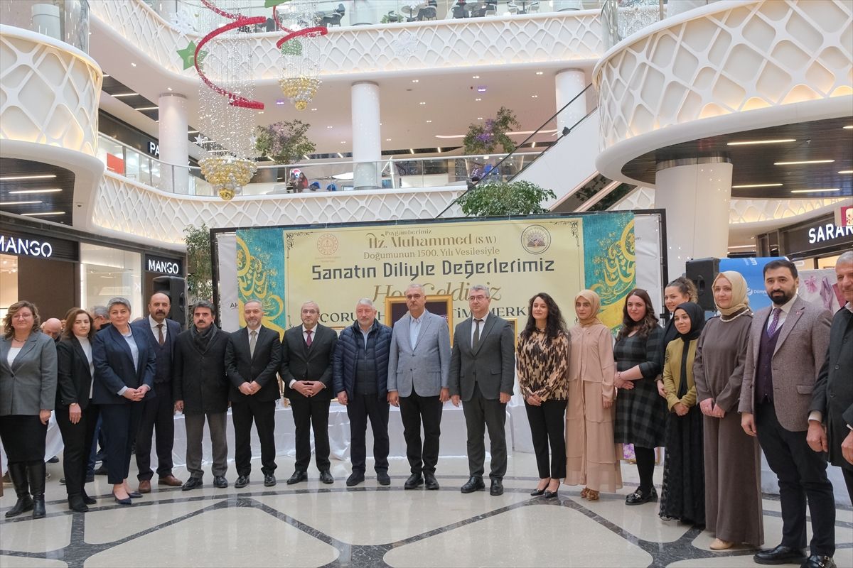 Çorum'da 'Hat, Tezhip ve Ebru Sergisi' açıldı