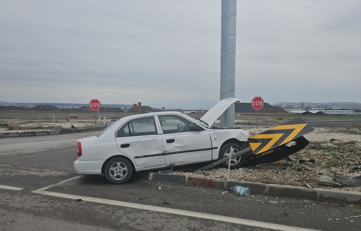 Çorum'da iki otomobilin çarpıştığı kazada 6 kişi yaralandı