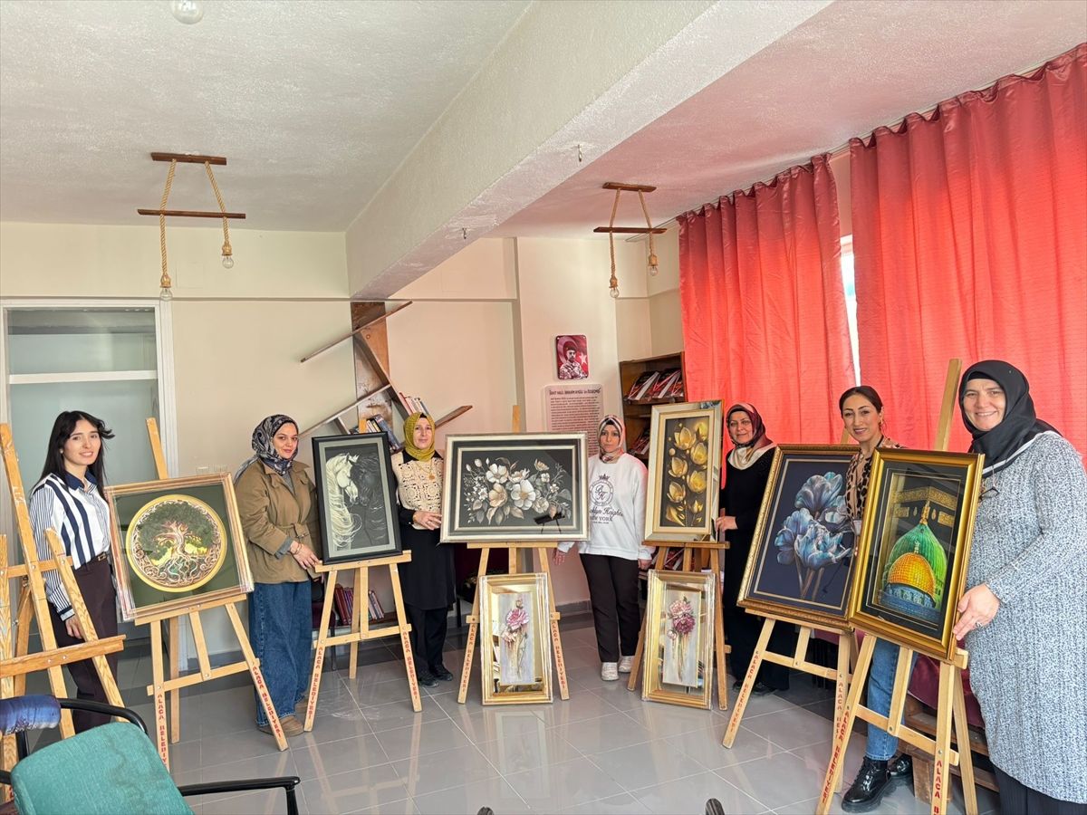 Çorum'da kadınlar rölyef sanatıyla hem üretiyor hem sosyalleşiyor