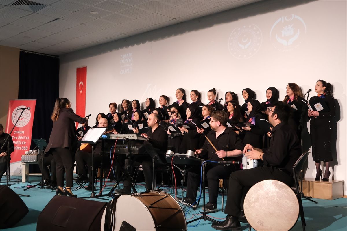 Çorum'da kadınlardan oluşan 'Gönülden Ezgiler Korosu' konser verdi