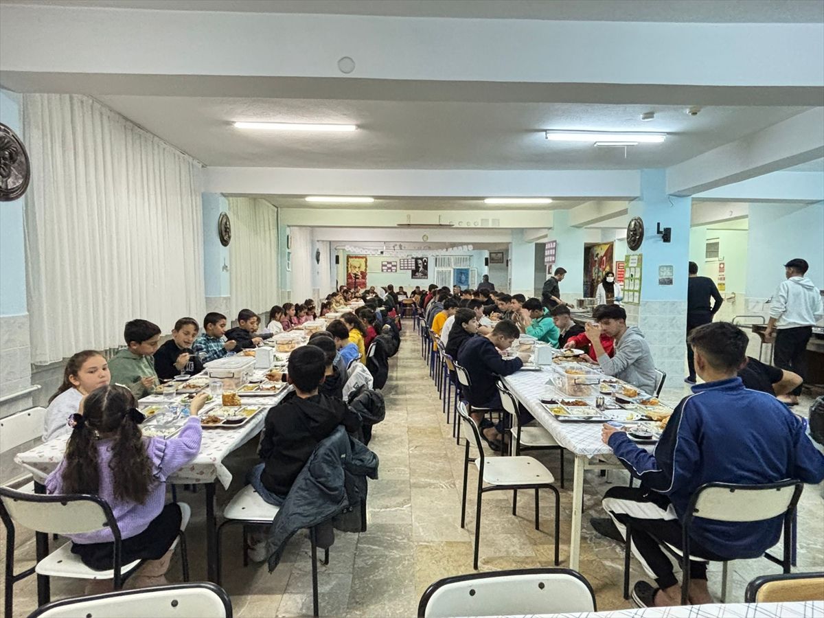 Çorum'da köy okulu öğrencileri iftarda buluştu