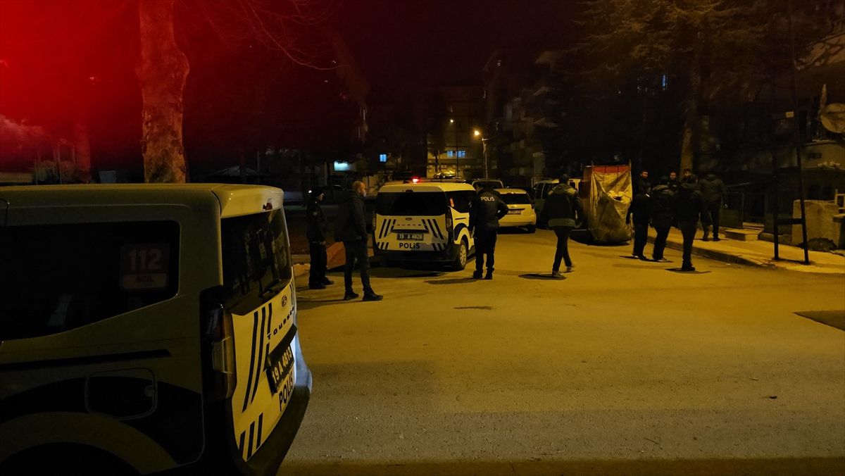 Çorum'da okul bahçesinde otomatik tüfekli 2 şüpheli yakalandı