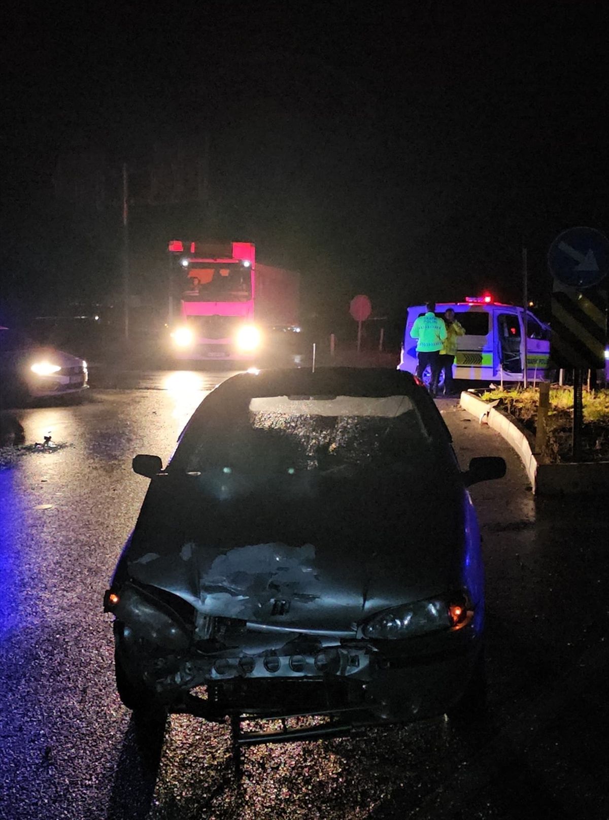 Çorum'da polis aracı ile otomobil çarpıştı, 3 kişi yaralandı