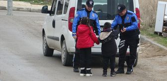 Çorum'da polis ayakkabıları eskiyen iki çocuğa bot hediye etti
