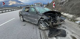 Çorum'da refüje çarpan otomobildeki 5 kişi yaralandı