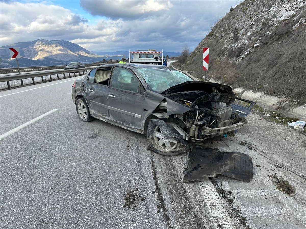 Çorum'da refüje çarpan otomobildeki 5 kişi yaralandı