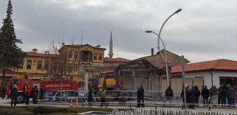 Çorum'da 'Tarihi Kent Meydanı Projesi'nde kamulaştırılan son yapının yıkımına başlandı