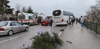 Çorum'da yolcu otobüsü ile kamyonet çarpıştı, 2 kişi yaralandı