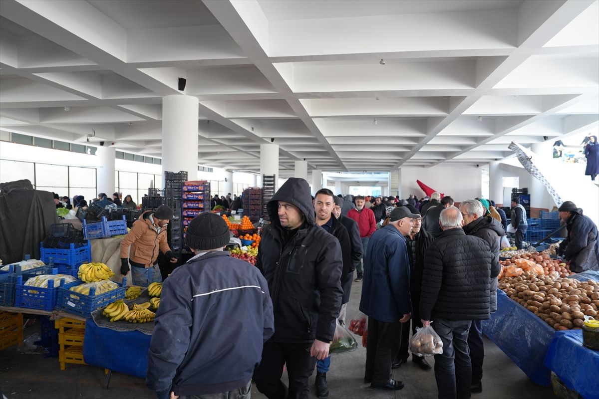 Çubuk Belediye Başkanı Demirbaş'tan pazar ziyareti