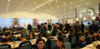 Çubuk Kaymakamı Bakır ile Belediye Başkanı Demirbaş, hafızlık öğrencileriyle iftarda buluştu