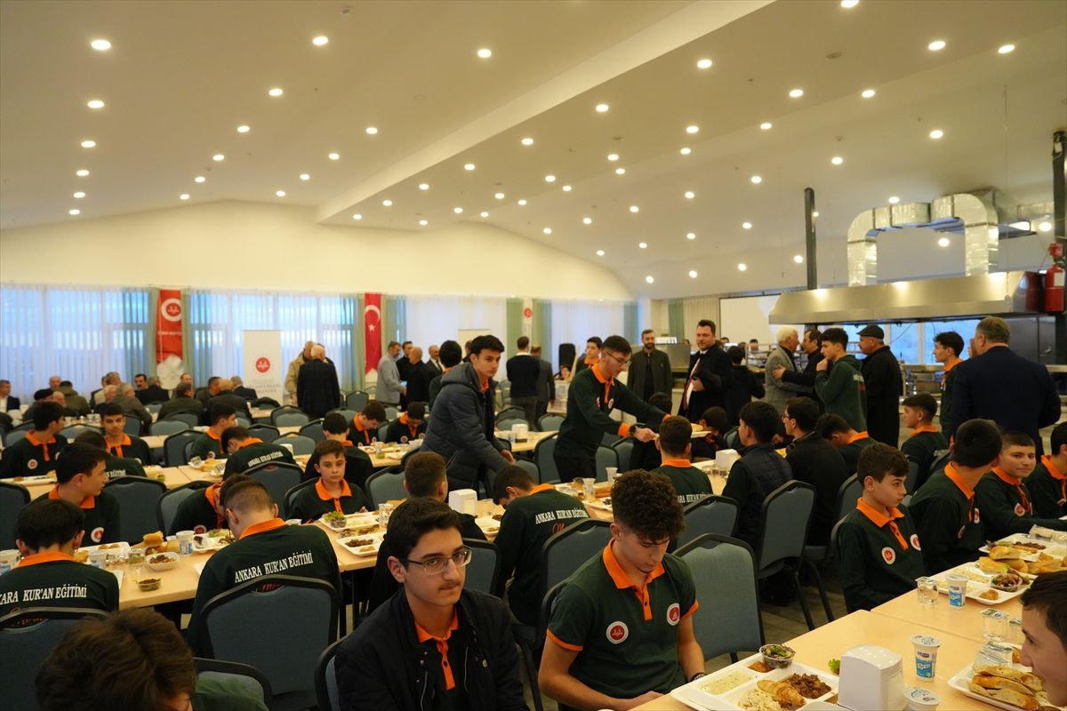Çubuk Kaymakamı Bakır ile Belediye Başkanı Demirbaş, hafızlık öğrencileriyle iftarda buluştu