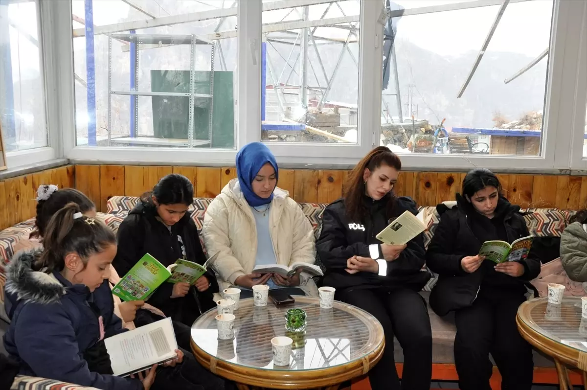 Çukurca'da çocuklar polislerle bir araya geldi