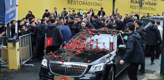 Cumhurbaşkanı Erdoğan, Boğaziçi Üniversitesi öğrencileri tarafından karanfillerle karşılandı