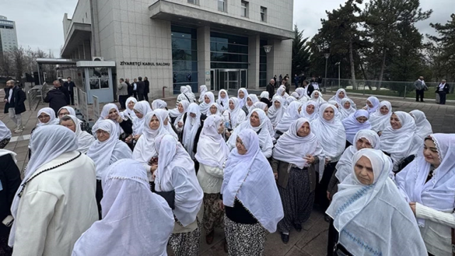 Cumhurbaşkanı Erdoğan'ın '100 bayanla grup toplantımıza geliyorsun' çağrısı karşılık buldu