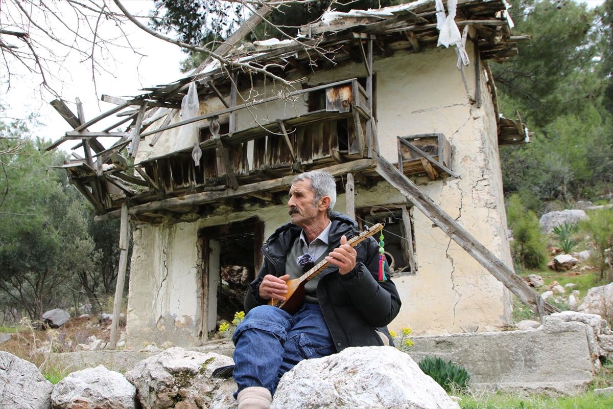 Cura ustası Osman Kırca "Yaşayan İnsan Hazinesi" ödülünün onurunu yaşıyor