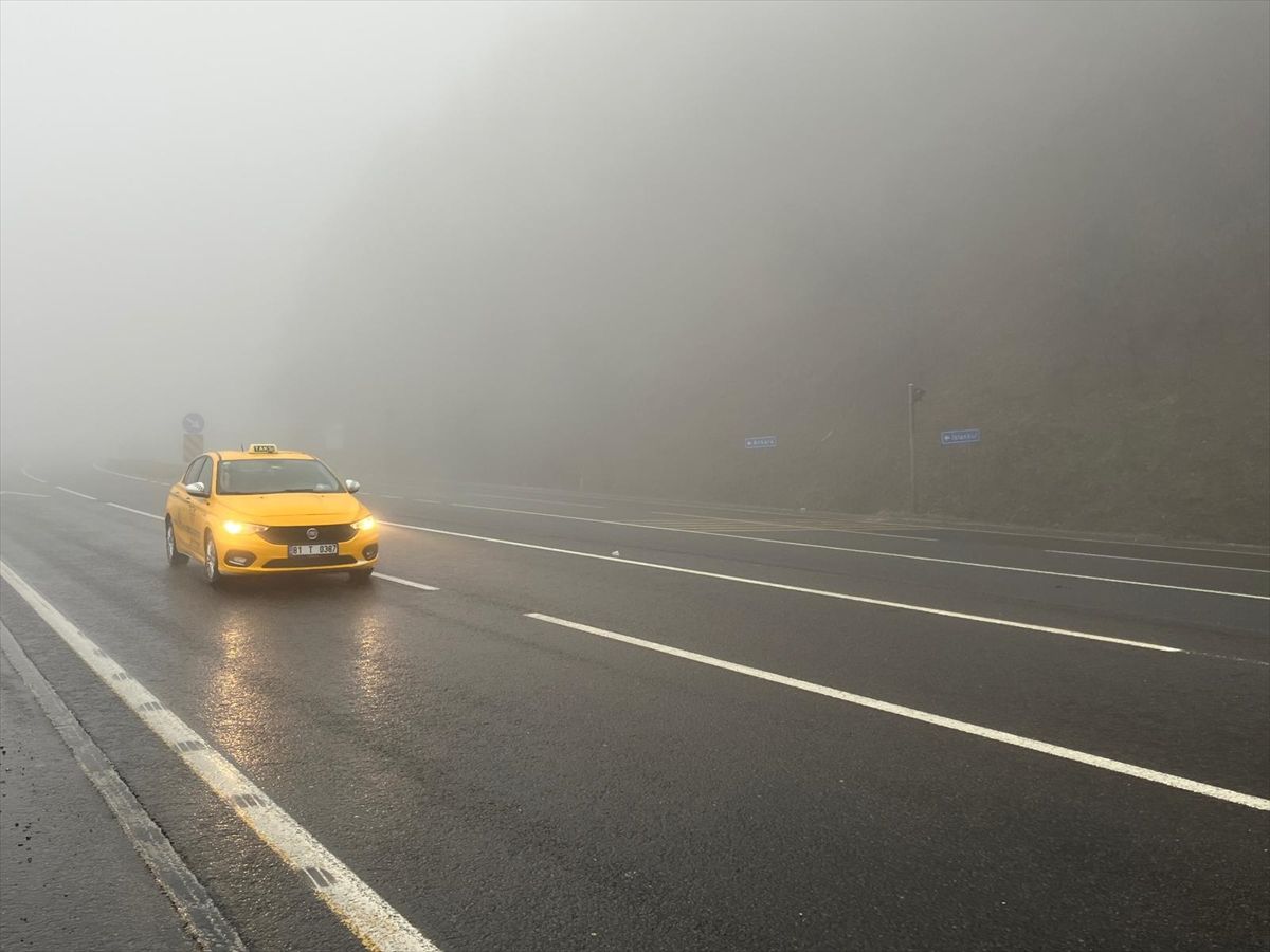 D-100 kara yolunun Bolu Dağı geçişinde sis ve sağanak etkili oldu