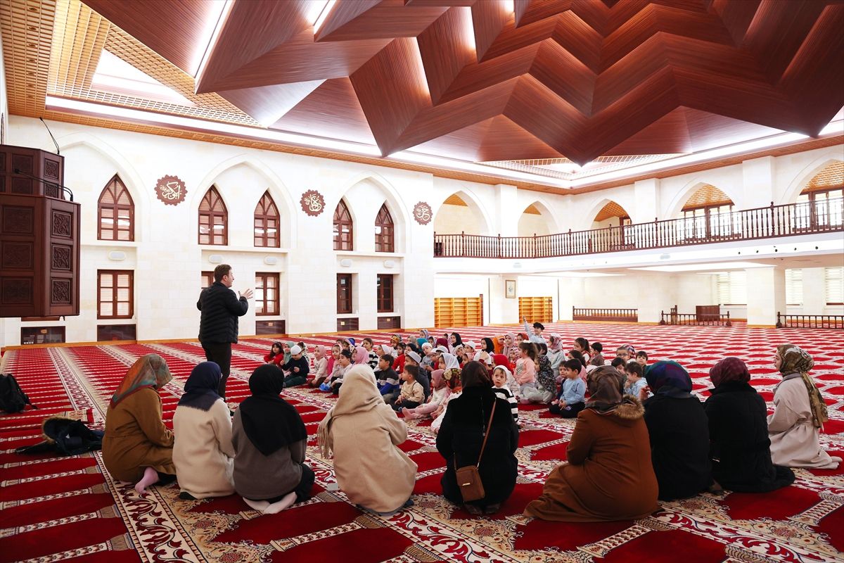 Darendeli öğrenciler Somuncu Baba Külliyesi'ni ziyaret etti