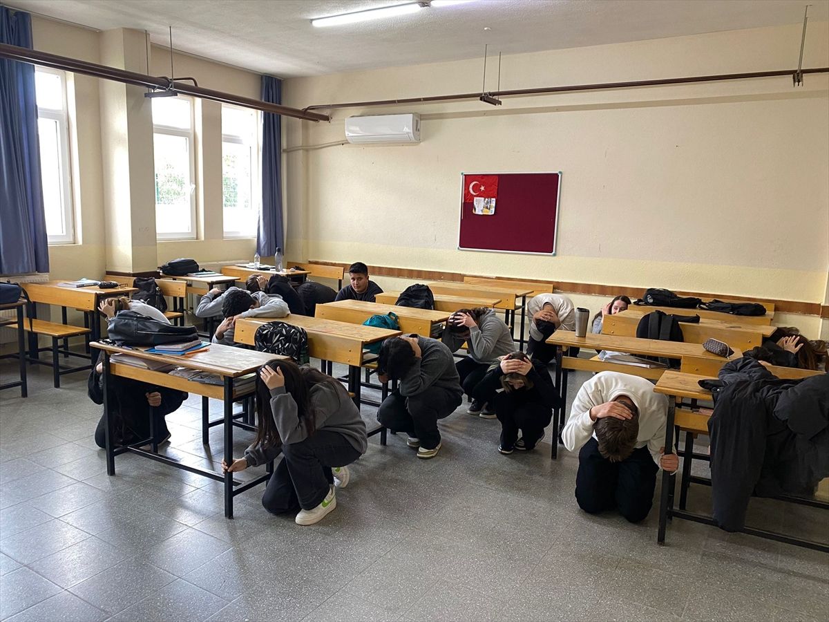Datça'da deprem haftası kapsamında farkındalık eğitimi ve tatbikat yapıldı